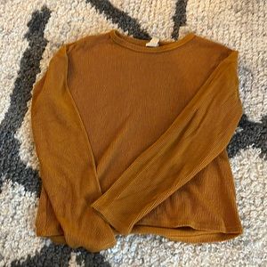 Girls yellow fuzzy sweater from Forever21. Long sleeve. Mustard yellow color.